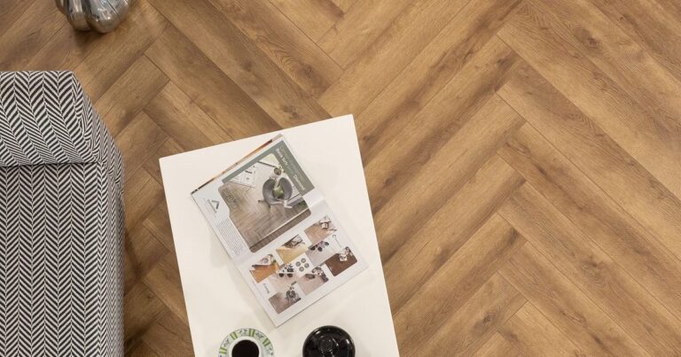Balıksırtı döşenmiş laminat parke, üstten görünüm