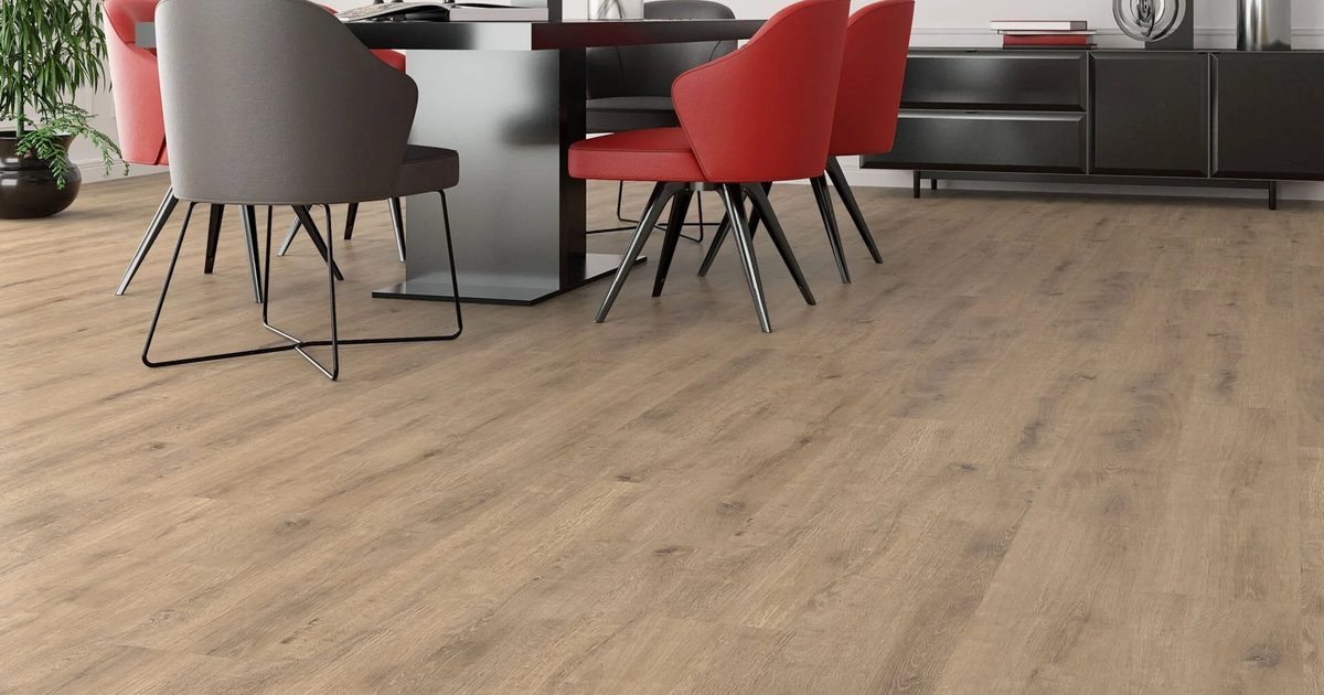 Yemek alanında meşe desenli laminat parke