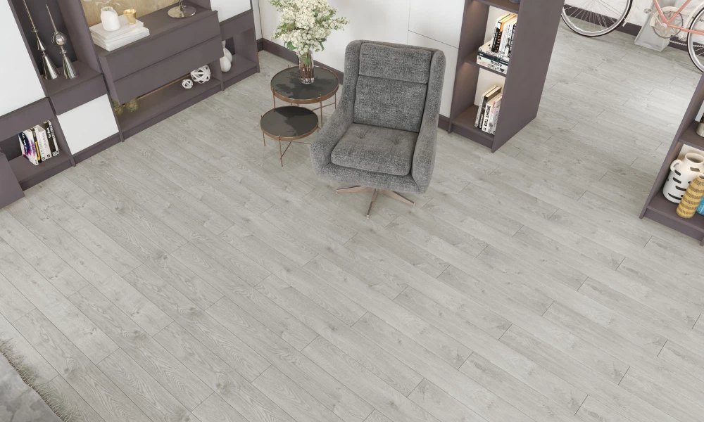 Açık gri laminat parke döşenmiş salon